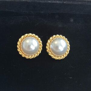 Faux pearl and gold clip earrings measuring over 1 inch these are stunning EUC